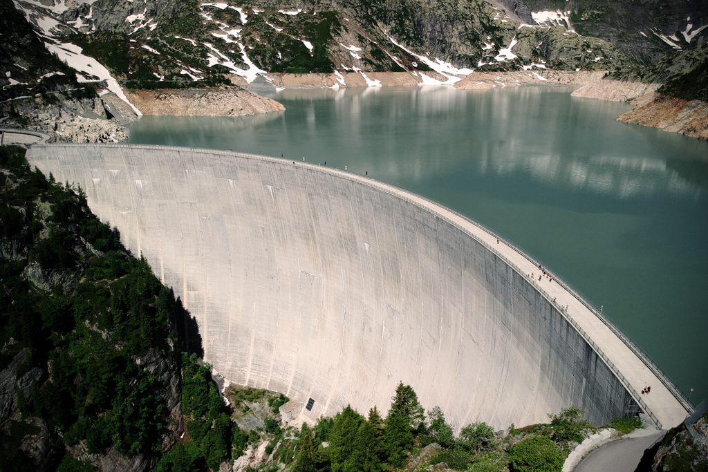 Vue aérienne du barrage d'Emosson