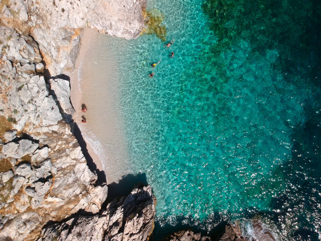 Vue aérienne d'une des plages de la "Riserva dello zingaro" en Sicile
